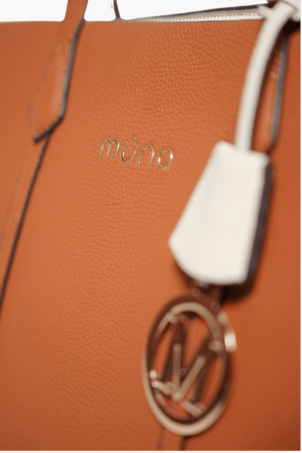 MÚNA DONNA D'AFFARI